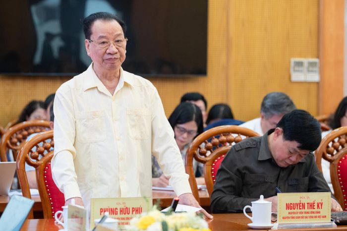 GS.TS. Phùng Hữu Phú, nguyên Ủy viên Trung ương Đảng, nguyên Phó Trưởng ban Thường trực Ban Tuyên giáo Trung ương, nguyên Phó Chủ tịch Thường trực Hội đồng Lý luận Trung ương phát biểu. Ảnh: Phạm Thắng