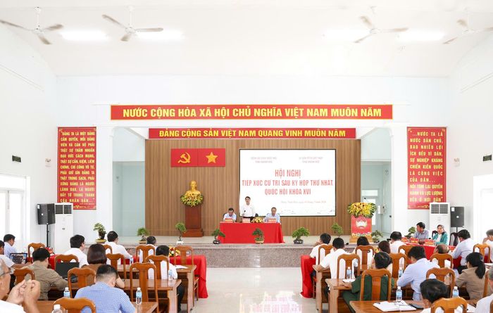 Quang cảnh cuộc tiếp xúc cử tri