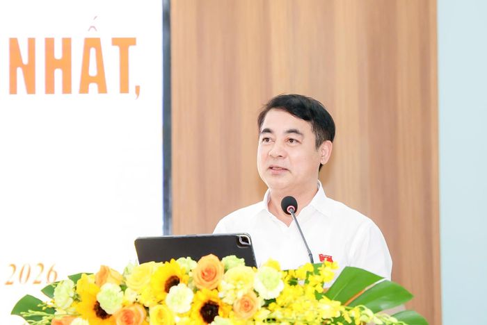 Trưởng Đoàn ĐBQH tỉnh Nghiêm Xuân Thành trao đổi, trả lời các ý kiến, kiến nghị của cử tri.