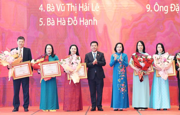 Phó Chủ tịch Quốc hội Nguyễn Thị Thanh và Phó Chủ tịch Quốc hội Nguyễn Hồng Diên trao bằng khen của Ủy ban Thường vụ Quốc hội cho các cá nhân