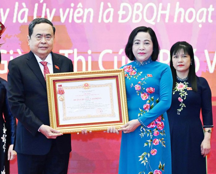 Chủ tịch Quốc hội Trần Thanh Mẫn trao Huân chương Lao động Hạng Ba tặng Phó Chủ tịch Quốc hội Nguyễn Thị Thanh