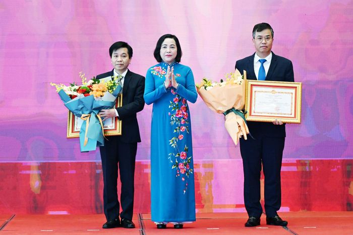 Phó Chủ tịch Quốc hội Nguyễn Thị Thanh, Chủ tịch Hội đồng Thi đua - Khen thưởng của Ủy ban Thường vụ Quốc hội trao Bằng khen của Ủy ban Thường vụ Quốc hội tặng Ban Tuyên giáo và Dân vận Đảng ủy Quốc hội; Cục Quản trị, Văn phòng Quốc hội