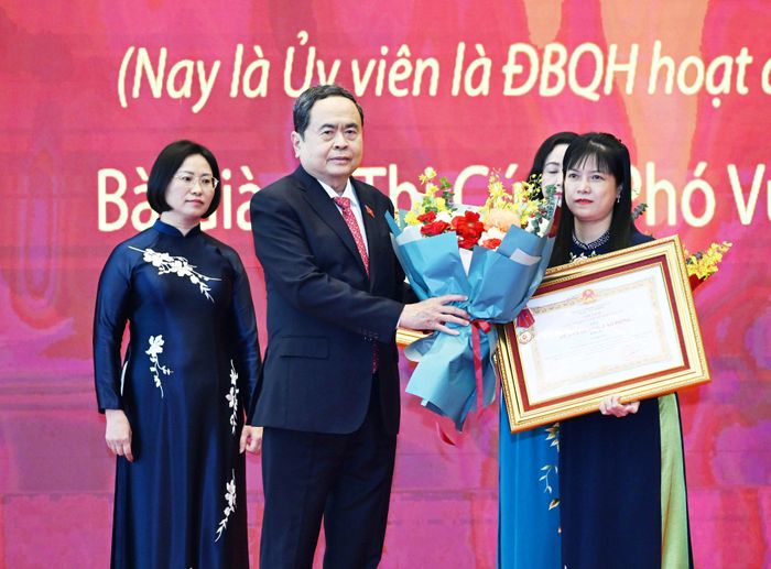 Chủ tịch Quốc hội Trần Thanh Mẫn trao Huân chương Lao động hạng Ba tặng Phó Chủ nhiệm Ủy ban Công tác đại biểu Tạ Thị Yên