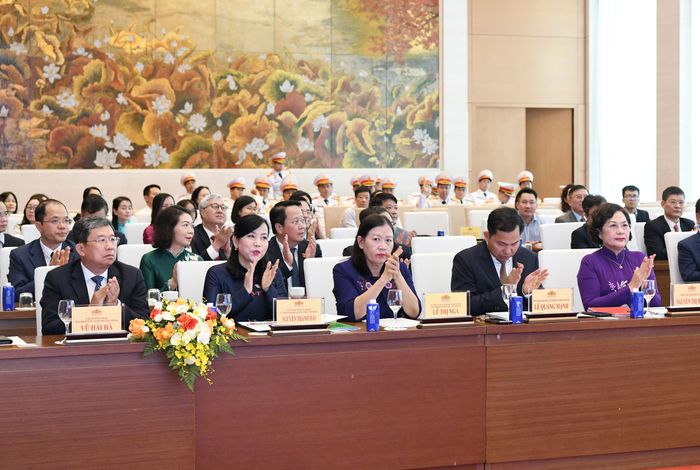 Phó Chủ tịch Quốc hội Nguyễn Thị Hồng và các Ủy viên Ủy ban Thường vụ Quốc hội dự Hội nghị