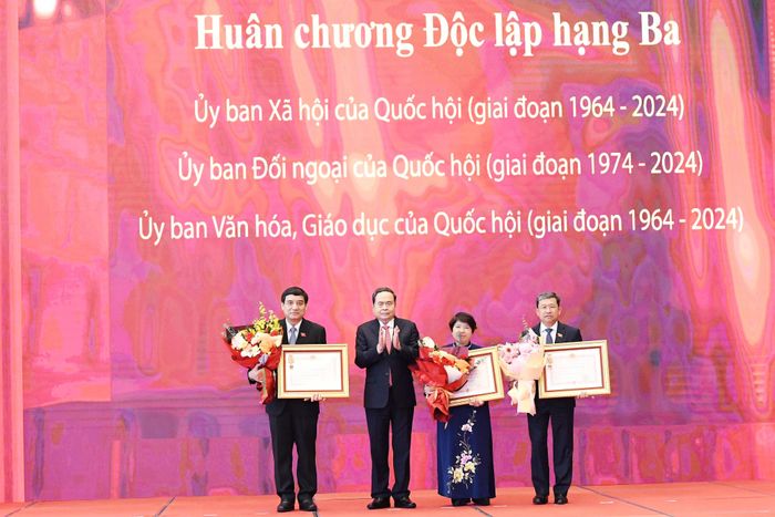 Chủ tịch Quốc hội Trần Thanh Mẫn trao Huân chương Độc lập hạng Ba tặng Ủy ban Văn hóa, Giáo dục (giai đoạn 1964 - 2024), Ủy ban Đối ngoại (giai đoạn 1974 - 2024) và Ủy ban Xã hội (giai đoạn 1964 - 2024)
