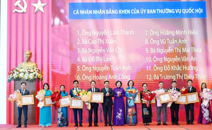 Phó Chủ tịch Quốc hội Nguyễn Hồng Diên và Phó Chủ tịch Quốc hội Nguyễn Thị Hồng trao bằng khen của Ủy ban Thường vụ Quốc hội tặng các cá nhân