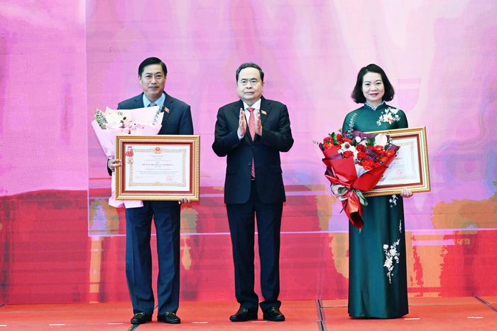 Chủ tịch Quốc hội Trần Thanh Mẫn trao Huân chương Lao động hạng Nhì tặng Ủy ban Công tác đại biểu và Ủy ban Pháp luật và Tư pháp