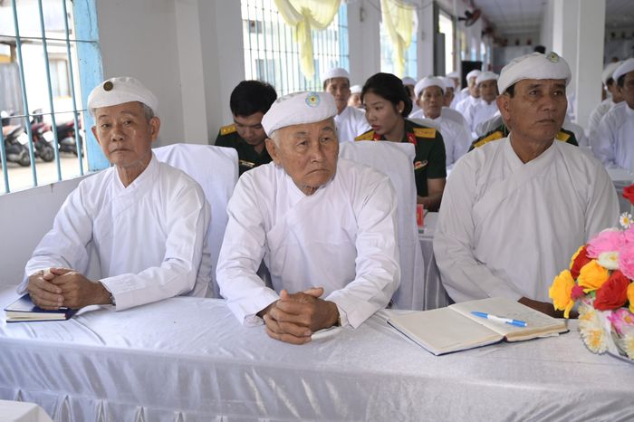 Các chức sắc, chức việc tham gia lớp lớp dưỡng kiến thức Quốc phòng và An ninh. Ảnh: Phương Vũ