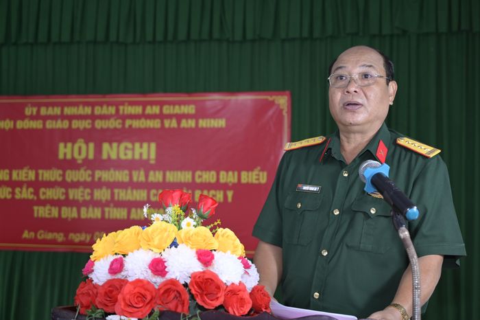 Đại tá Nguyễn Thành Ân, Phó Chỉ huy trưởng Bộ CHQS tỉnh phát biểu tại buổi khai giảng. Ảnh: Phương Vũ