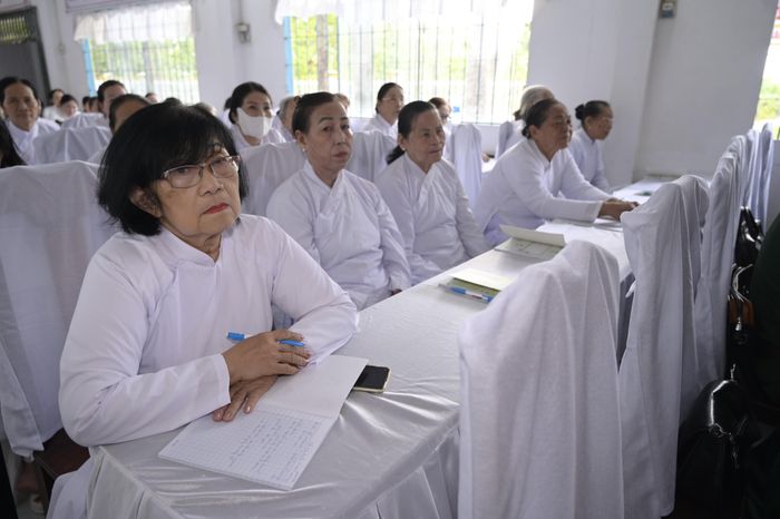 Các chức sắc, chức việc tham gia lớp bồi dưỡng kiến thức Quốc phòng và An ninh. Ảnh: Phương Vũ