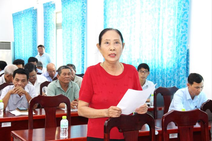 Cử tri Phạm Thị Dân trình bày kiến nghị với ĐBQH tỉnh Tây Ninh
