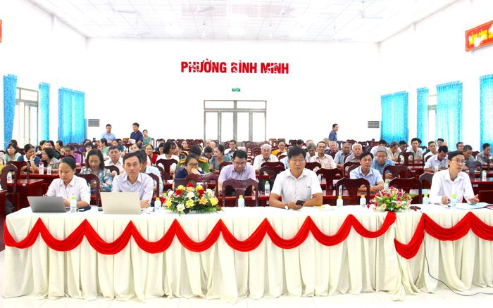 Quang cảnh buổi tiếp xúc cử tri