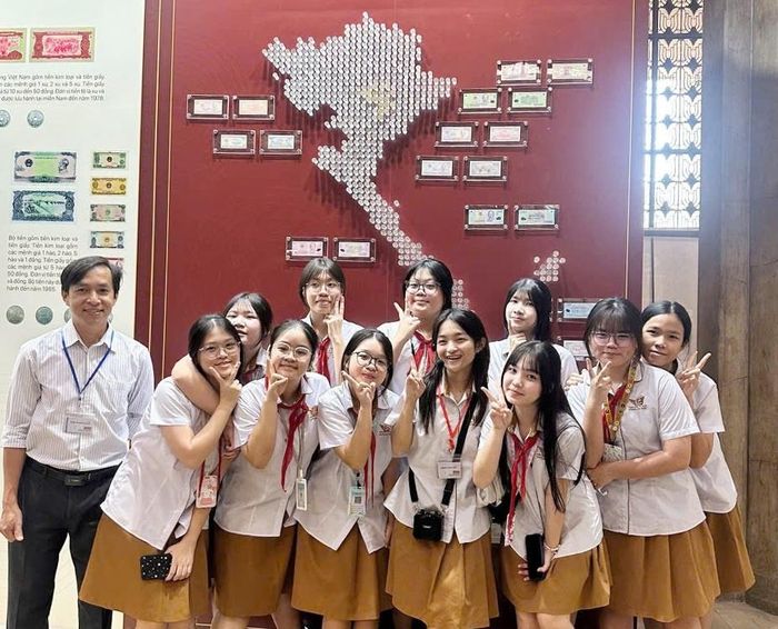 Giới trẻ tự hào với bộ sưu tập tiền ghép hình bản đồ quốc gia