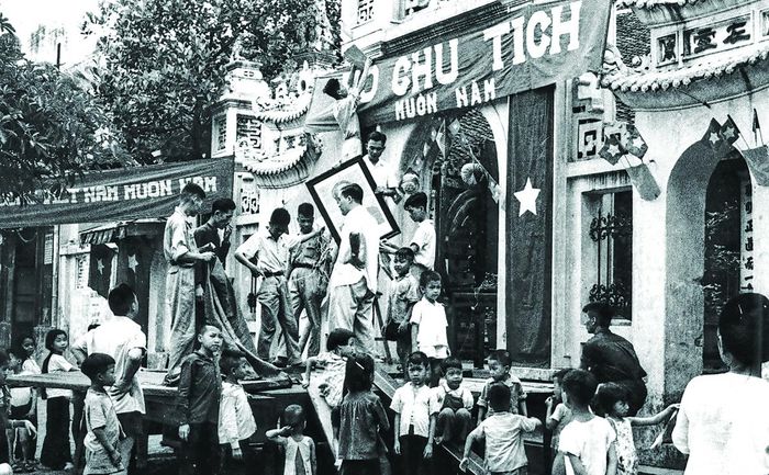 Trang trí đường phố chuẩn bị cho ngày tiếp quản Thủ đô 10 - 1954