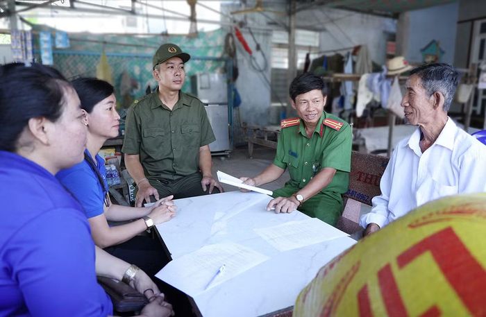 Công an xã An Cư đến từng gia đình người dân để tuyên truyền về tác hại của ma túy.