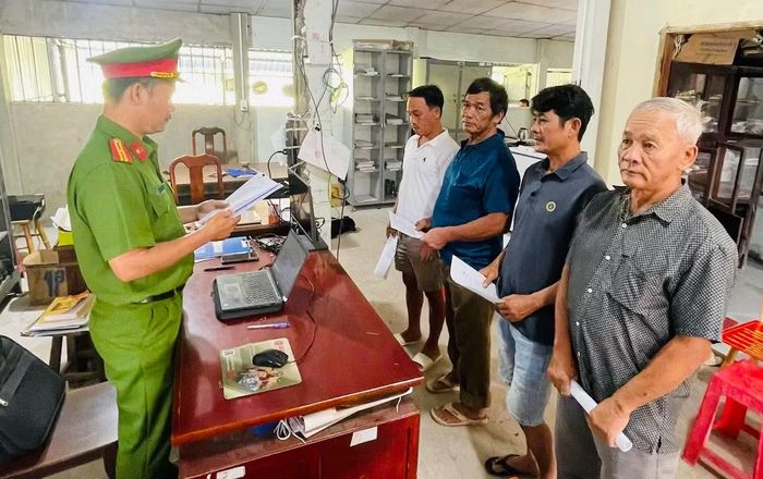 Công an xã Tân Thủy phối hợp Cơ quan CSĐT tống đạt quyết định khởi tố các bị can.