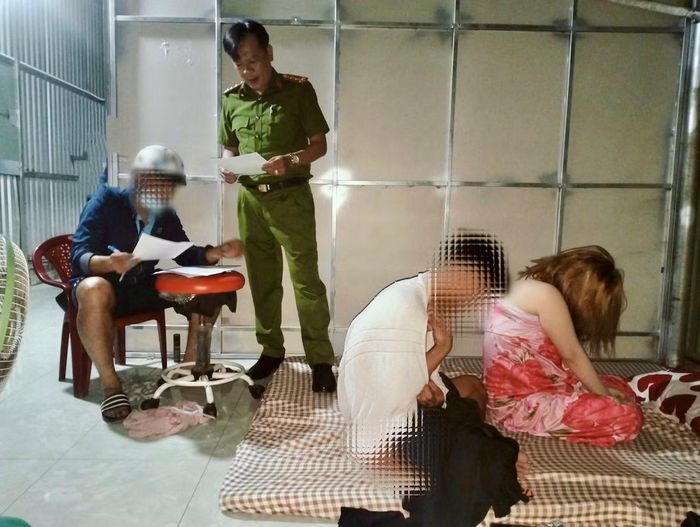 Công an phường Bến Tre kiểm tra, phát hiện tụ điểm mại dâm trá hình bên trong quán cà phê tại khu phố Bình Thạnh.