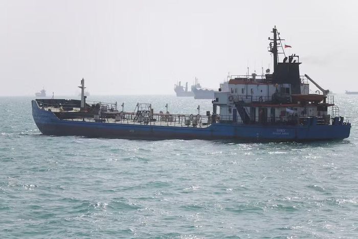 Các tàu ở eo biển Hormuz gần Bandar Abbas, Iran, ngày 4/5. Ảnh: ISNA/WANA.
