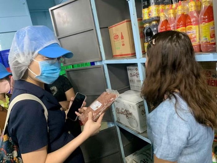 Phụ huynh học sinh kiểm tra thực phẩm tại bếp ăn của một trường học ở TP Hồ Chí Minh.