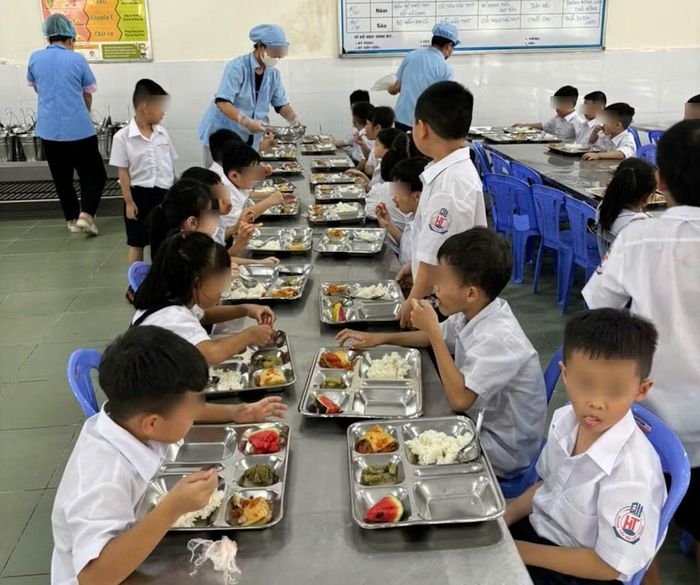 Phụ huynh luôn lo lắng về suất ăn bán trú của con tại trường.