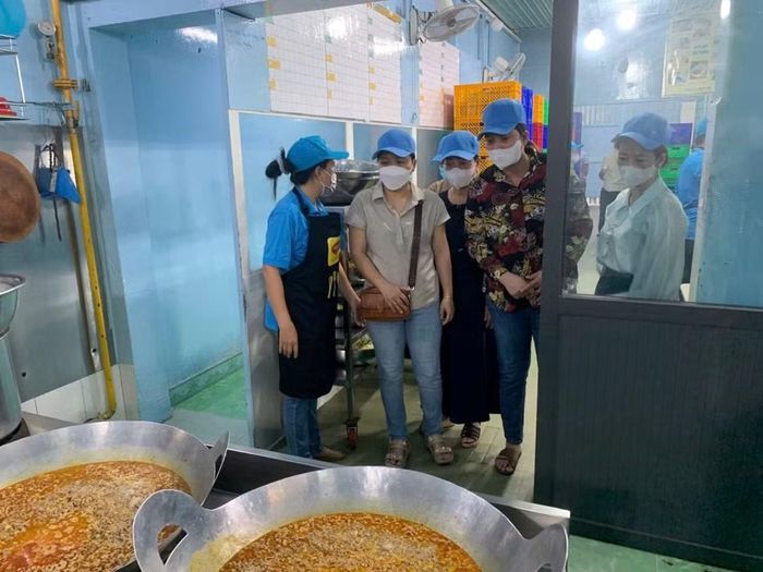 Phụ huynh học sinh kiểm tra bếp ăn của một trường học.