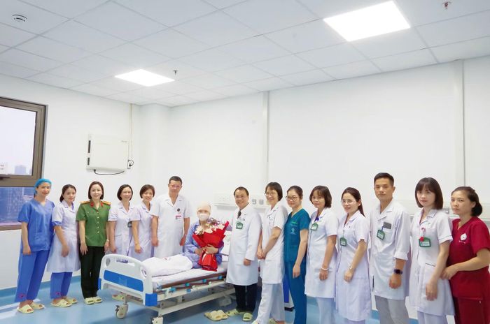 Lãnh đạo Bệnh viện 19-8 cùng lãnh đạo Viện Huyết học - Truyền máu Trung ương và các y bác sĩ chúc mừng bệnh nhân ra viện.