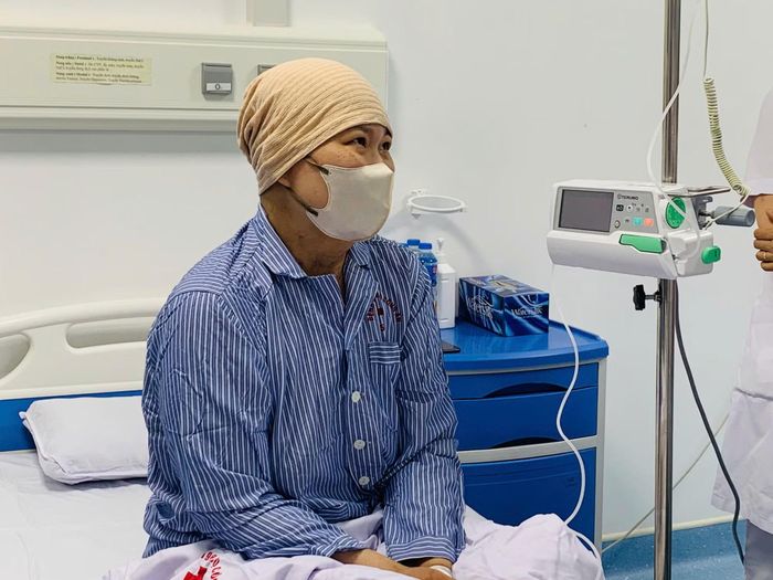 Bệnh nhân xúc động bày tỏ cảm ơn các y bác sĩ.
