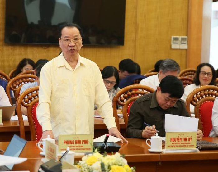 GS TS Phùng Hữu Phú phát biểu tại hội thảo.