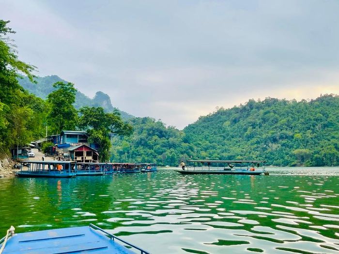 Bến thuyền bên Hồ Ba Bể.