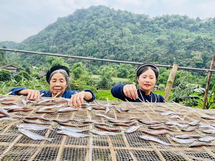Người dân địa phương với những sản vật từ vùng hồ Ba Bể được sơ chế để phục vụ đời sống và là sản phẩm bán cho khách du lịch.
