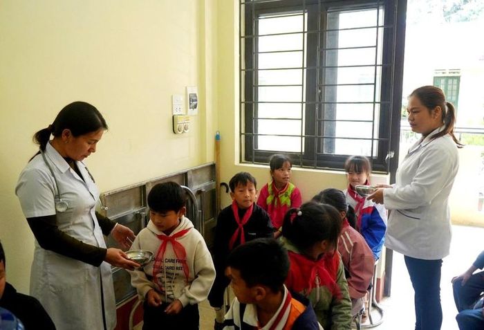 Hơn 2.000 học sinh dân tộc thiểu số ở vùng cao Tả Van, tỉnh Lào Cai được chăm sóc sức khỏe học đường. Ảnh: TL