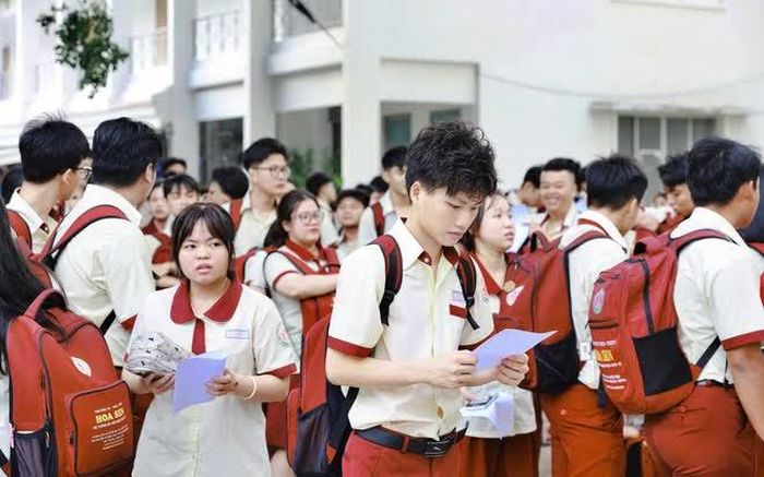 Thí sinh dự thi kỳ thi thử trên máy tính tại Trường Đại học Ngân hàng thành phố Hồ Chí Minh.