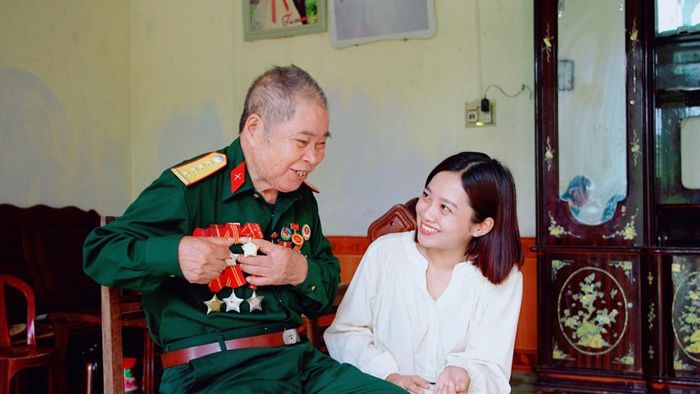Ông Lưu Sĩ Niếp tự hào kể về những tấm huân, huy chương cao quý mà ông được Đảng, Nhà nước trao tặng.
