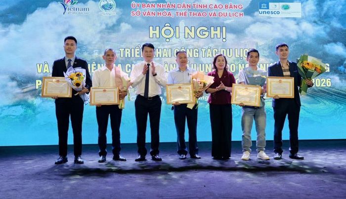 Sở Văn hóa - Thể thao và Du lịch khen thưởng 5 tập thể, 5 cá nhân có đóng góp tích cực trong công tác du lịch năm 2025.