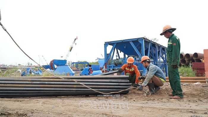 Công nhân Tổng Công ty Xây dựng Trường Sơn thi công xuyên ngày đêm "3 ca, 4 kíp" tại công trường cầu Sông Đốc 1 nhằm bám sát tiến độ đã cam kết.