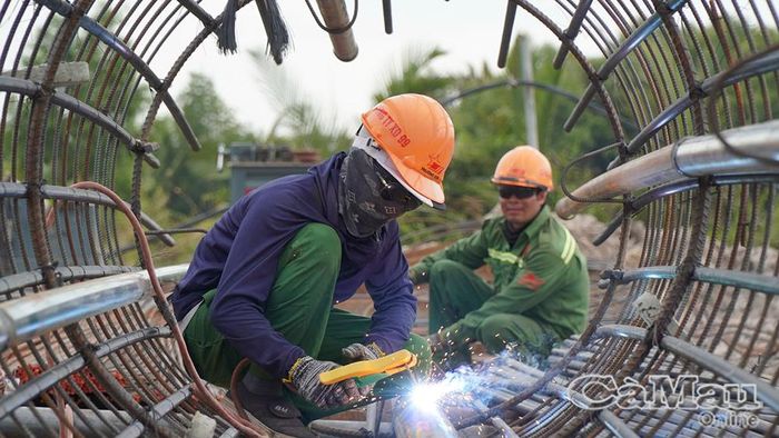 Không khí làm việc khẩn trương tại công trường cầu Sông Đốc 2 thuộc dự án cao tốc đoạn Cà Mau - Cái Nước.