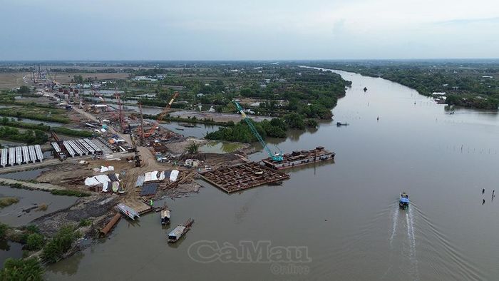 Công trường thi công cầu Sông Đốc 1 (thuộc dự án cao tốc đoạn Cà Mau - Cái Nước).