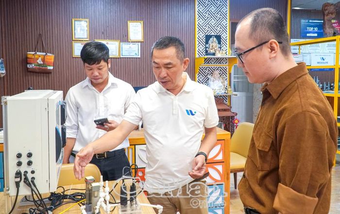 Ông Huỳnh Công Tấn, Giám đốc Công ty TNHH Wesolife, chia sẻ Giải pháp WioT - Nền tảng quản lý toàn diện và truy xuất nguồn gốc cho nuôi trồng thủy sản công nghệ cao.