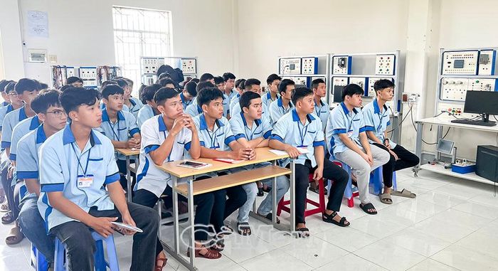  Sinh viên ngành điện - điện tử rèn luyện tay nghề, sẵn sàng tham gia thị trường lao động ngay sau tốt nghiệp.