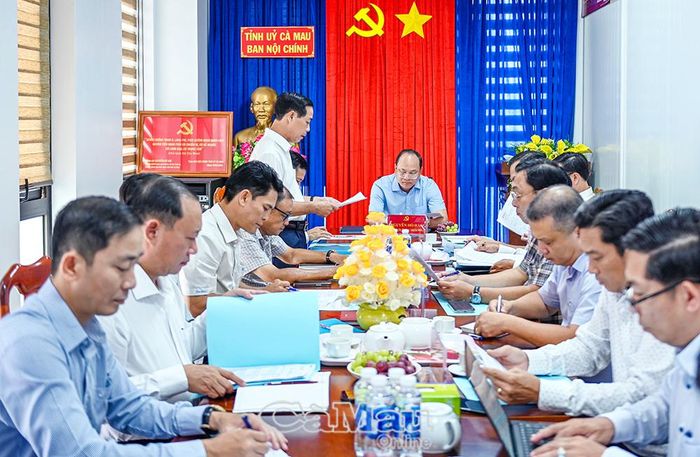 Đồng chí Huỳnh Chí Kiên, Phó Trưởng ban Nội chính Tỉnh ủy, báo cáo kết quả thực hiện nhiệm vụ của ngành nội chính tại buổi làm việc.