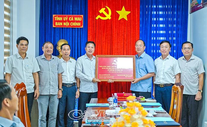 Đồng chí Nguyễn Hồ Hải trao tặng bức tranh khắc lời dạy của Chủ tịch Hồ Chí Minh về phòng, chống tham nhũng, lãng phí, tiêu cực cho lãnh đạo Ban Nội chính Tỉnh ủy.