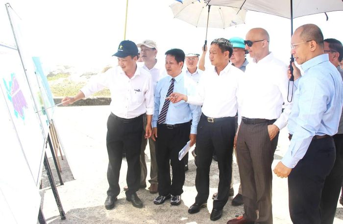 Đoàn đang khảo sát thực địa khu vực cảng Bãi Cốc