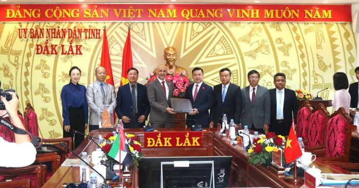 Lãnh đạo tỉnh và lãnh đạo đoàn công tác AUE cùng trao quà tặng lưu niệm