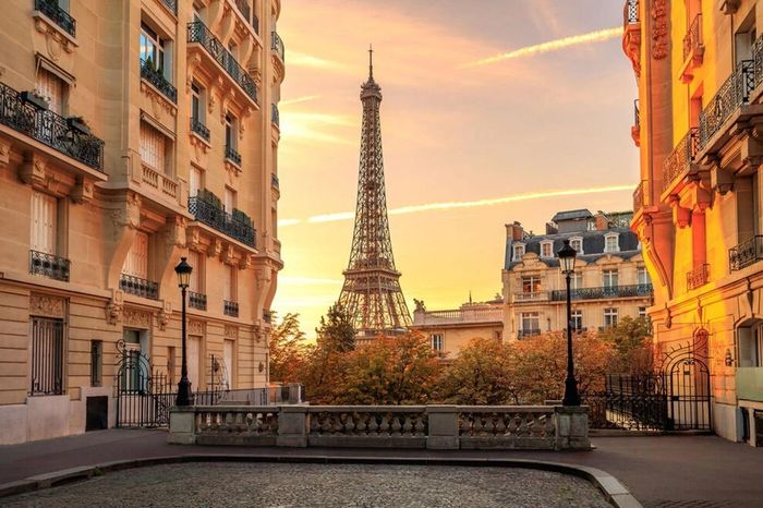 Tháp Eiffel bị cho là không hài hòa với các tòa nhà có kiến trúc hoài cổ ở Paris. (Ảnh: 10BEST)