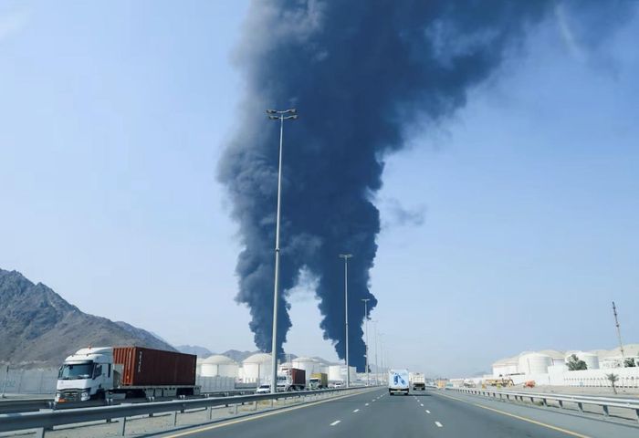 Hình ảnh cảng dầu mỏ tại Fujairah của UAE bốc cháy trong vụ tấn công hồi tháng 3. (Ảnh: Reuters)