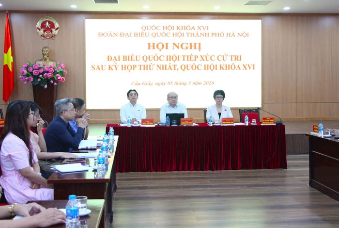 Các đại biểu Quốc hội thuộc Đơn vị bầu cử số 2 tiếp xúc cử tri tại điểm cầu chính tại phường Cầu Giấy. Ảnh: MH