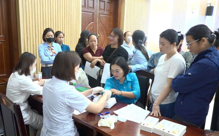 Đoàn viên, người lao động xã Thanh Oai tham gia chương trình tư vấn sức khỏe, khám và xét nghiệm miễn phí do Công đoàn xã triển khai. Ảnh: PV