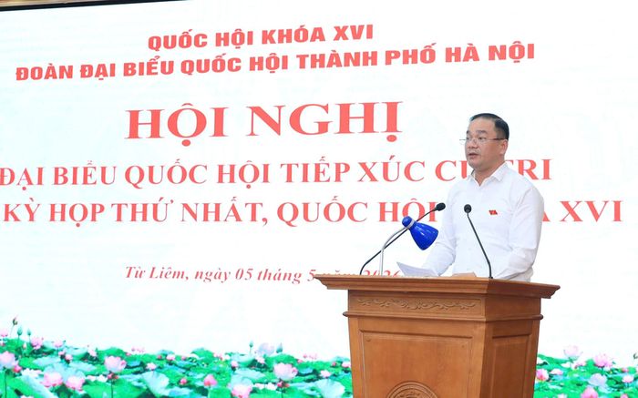 Đại biểu Quốc hội chuyên trách Nguyễn Ngọc Việt thông tin tới cử tri kết quả kỳ họp thứ nhất Quốc hội khóa XVI. Ảnh: Quang Thái