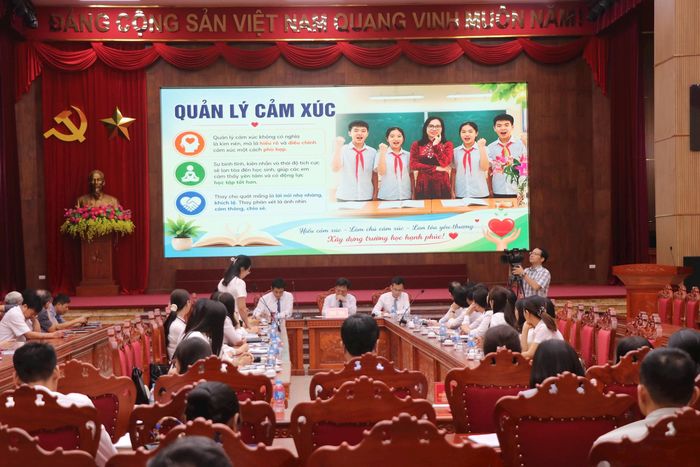 Buổi sinh hoạt chuyên đề của trường THCS Thạch Thất. Ảnh: Duy Linh