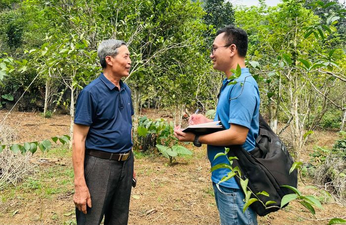 Ông Vương Ngọc Kiện (trái) trò chuyện với phóng viên Báo và Phát thanh, Truyền hình Hà Nội. Ảnh: Văn Mạnh